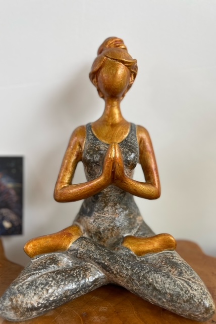 eindpunt Wardianzaak escaleren Beeldje Yoga Lady Namasté 23 cm