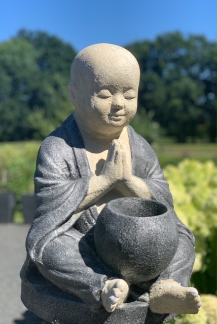 Boeddha Monnik Namasté met kaarshouder 50 cm