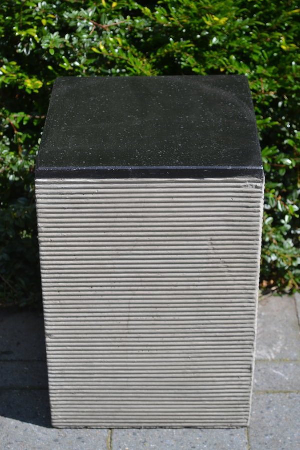 Sokkel grijs-zwart geribbeld 45x30x30 cm